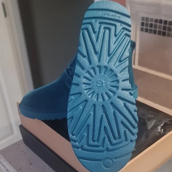 NIB UGG Men's M / 3236 Nuemel US 10 Chukka Suede Boots NEW NAVY 💙💚 - Picture 3 of 15